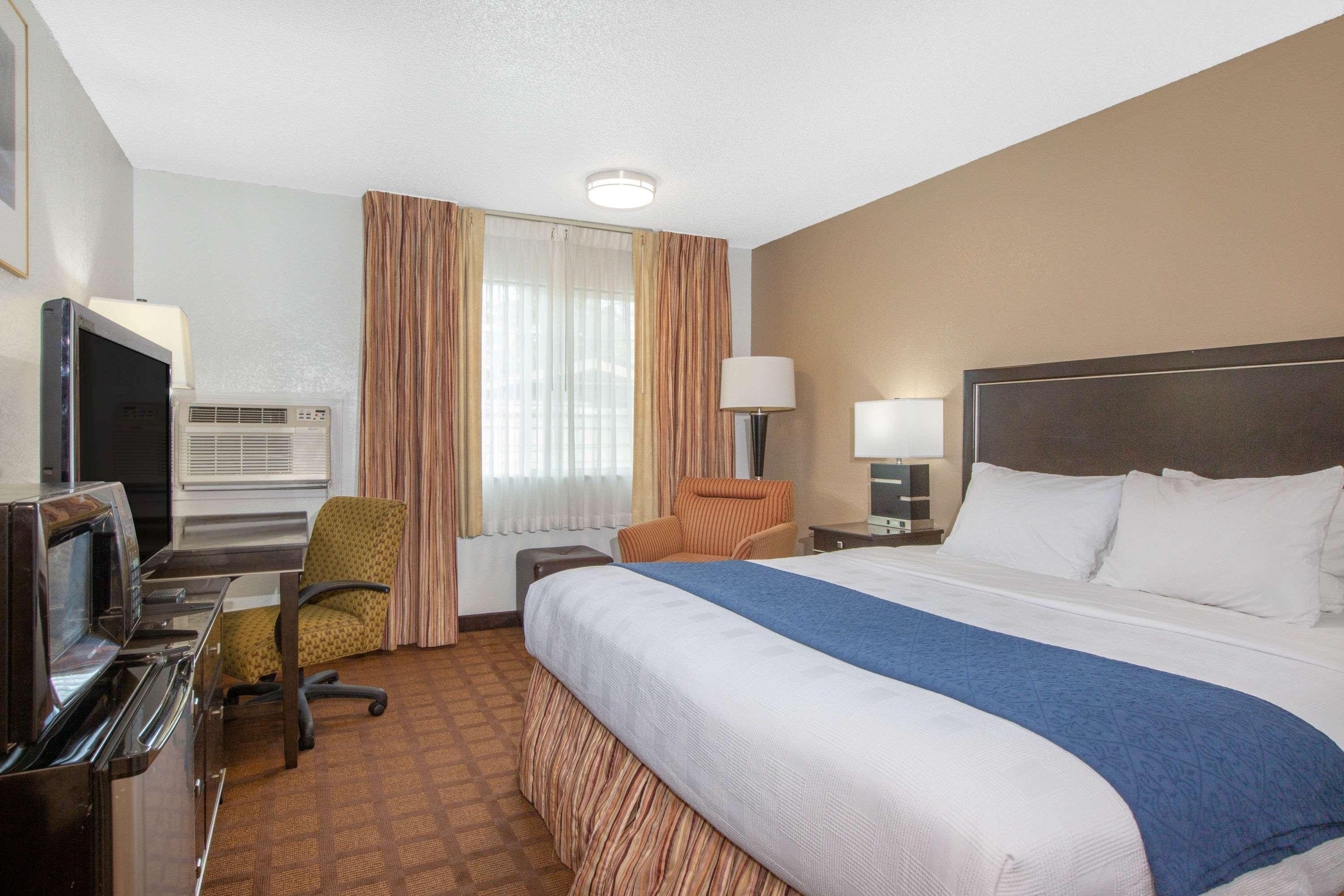 Hotel Baymont By Wyndham Roseburg Exterior foto