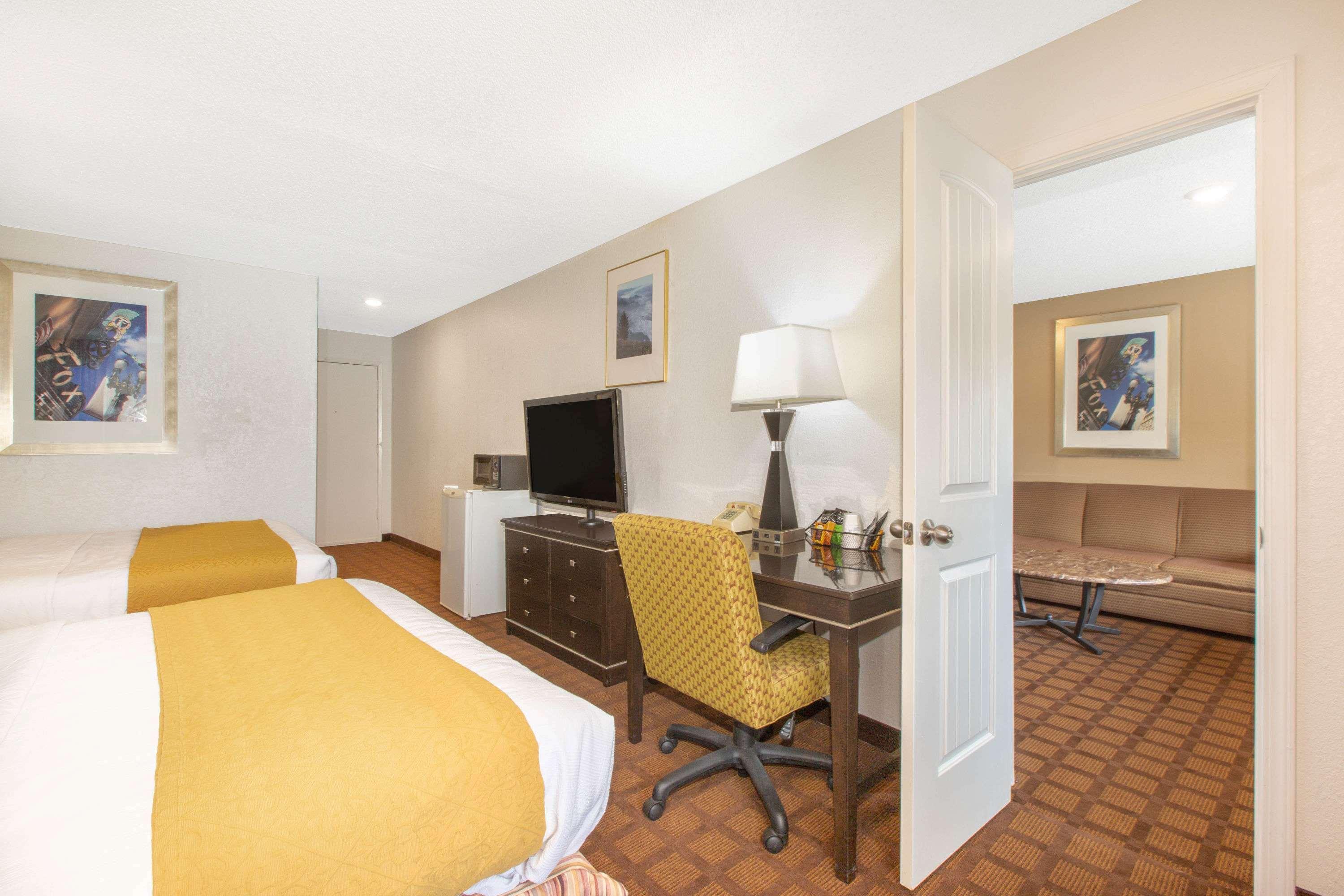 Hotel Baymont By Wyndham Roseburg Exterior foto
