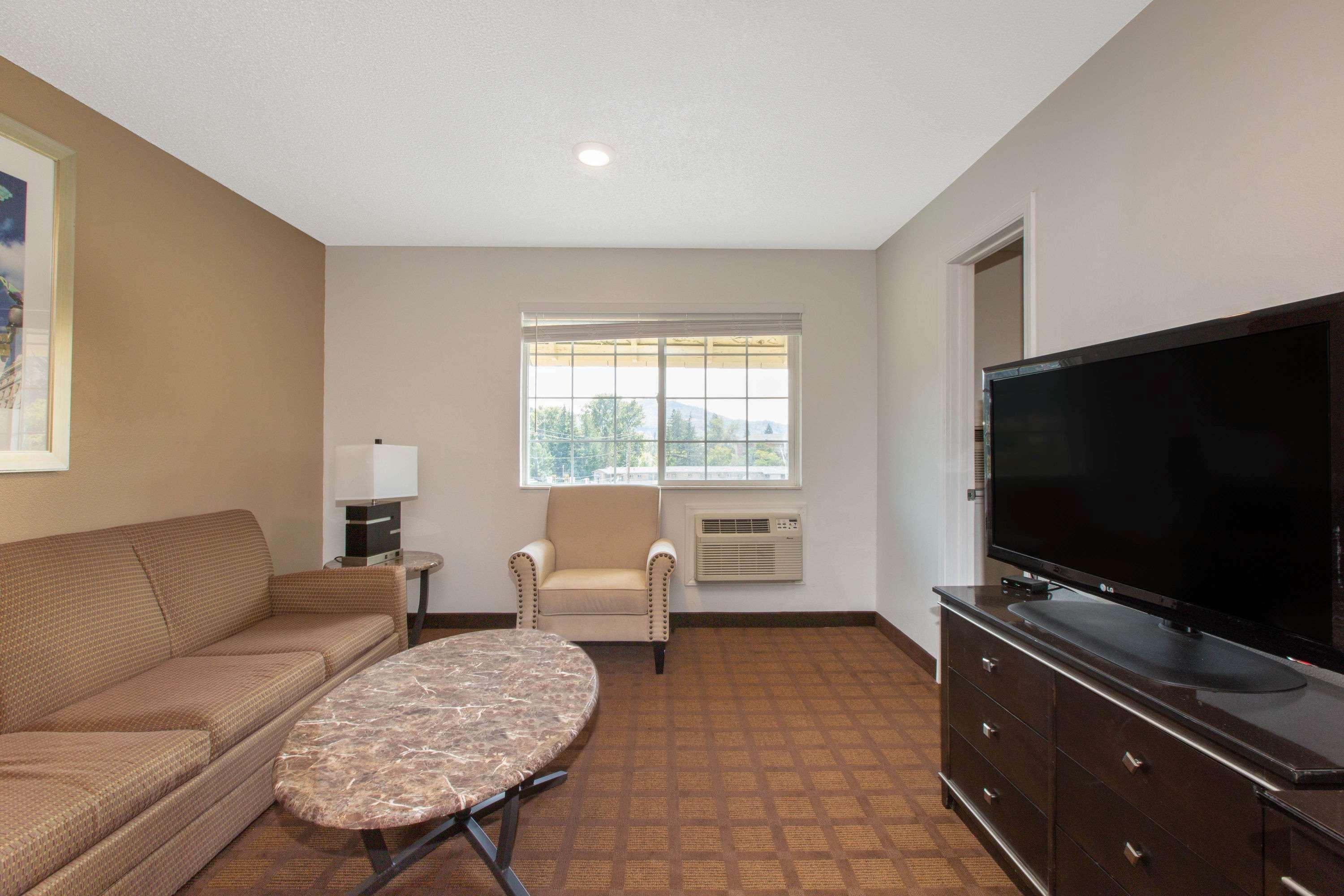 Hotel Baymont By Wyndham Roseburg Exterior foto